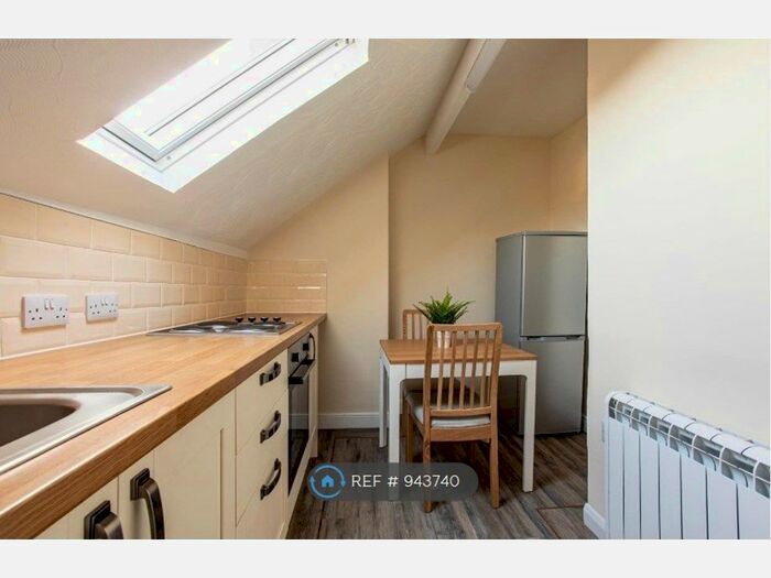 1 Bedroom Flat To Rent In Featherstone, Pontefract, WF7