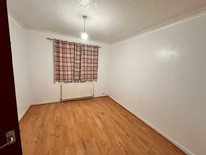 3 Bedroom Flat To Rent In Ley Street, Ilford, IG2