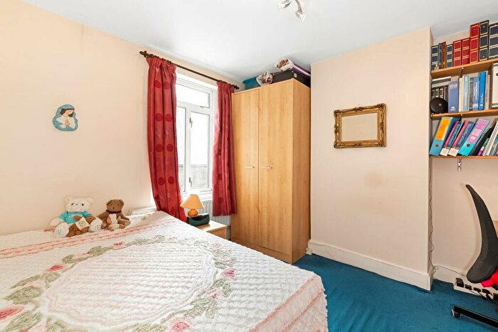 3 Bedroom End Of Terrace House For Sale In Mayall Road, Herne Hill, SE24