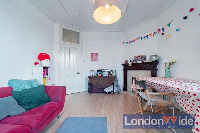 3 Bedroom Flat To Rent In Huguenot Mansions, Huguenot Place, London, SW18