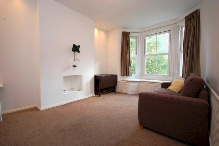 2 Bedroom Flat To Rent In Heyford Avenue, Vauxhall, SW8