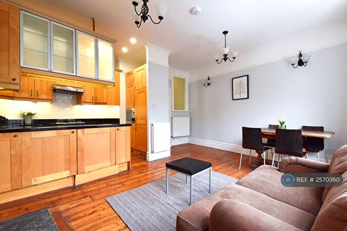 3 Bedroom Maisonette To Rent In Grove Lane, London, SE5