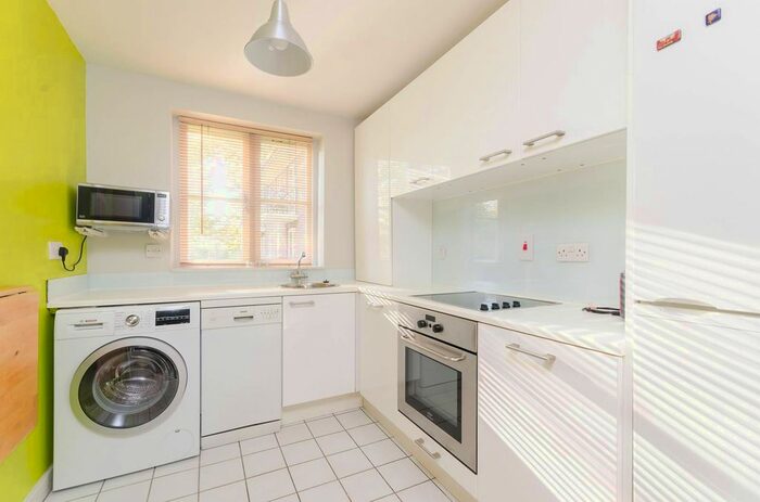1 Bedroom Flat To Rent In Brompton Park Crescent, Fulham, SW6