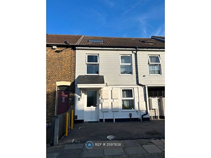 2 Bedroom Flat To Rent In Cowper Road, Sittingbourne, ME10