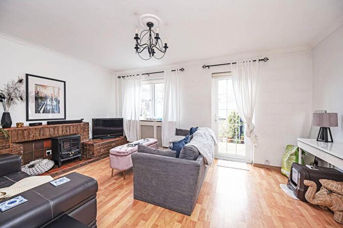 3 Bedroom House To Rent In Sundra Walk, Stepney, London, E1