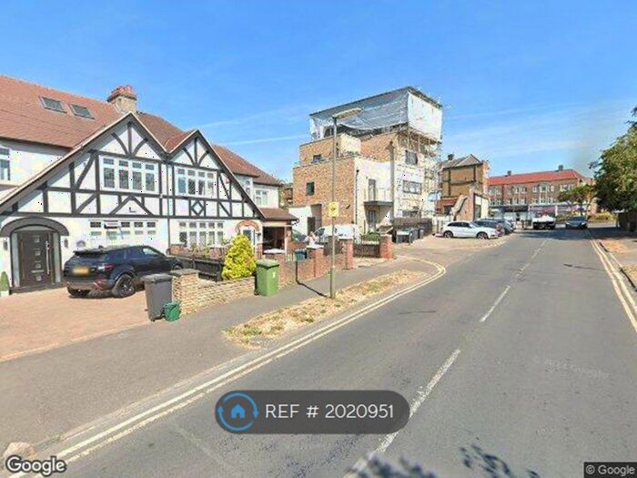 2 Bedroom Flat To Rent In Dell Road, Epsom, KT17