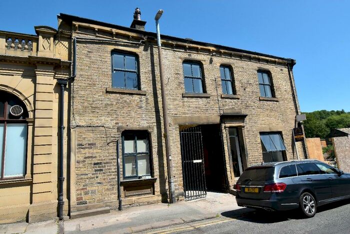 2 Bedroom Flat To Rent In Market Street, Huddersfield, West Yorkshire, HD3