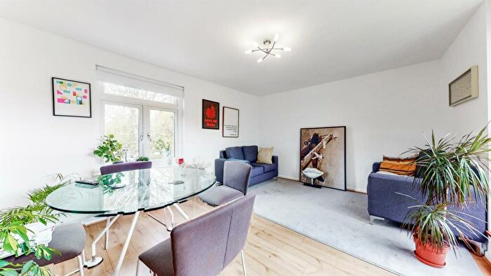 2 Bedroom Maisonette To Rent In Chambord Street, Shoreditch, E2