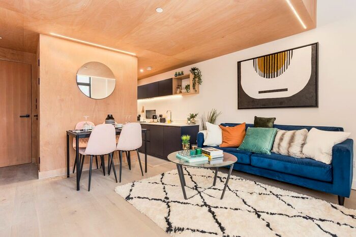 2 Bedroom Flat To Rent In Sky Gardens, Spinners Way, Manchester, M15