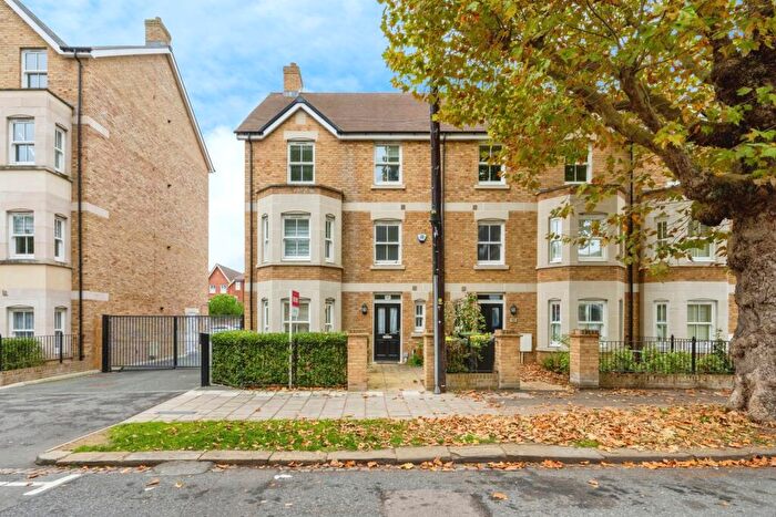 6 Bedroom End Of Terrace House For Sale In Warwick Avenue, Bedford, Bedfordshire, MK40
