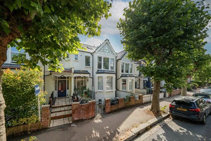 2 Bedroom Flat To Rent In Methuen Park, London, N10