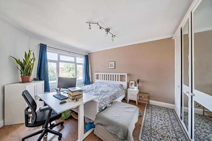 3 Bedroom Flat For Sale In Ashbourne Avenue, Temple Fortune, London, NW11