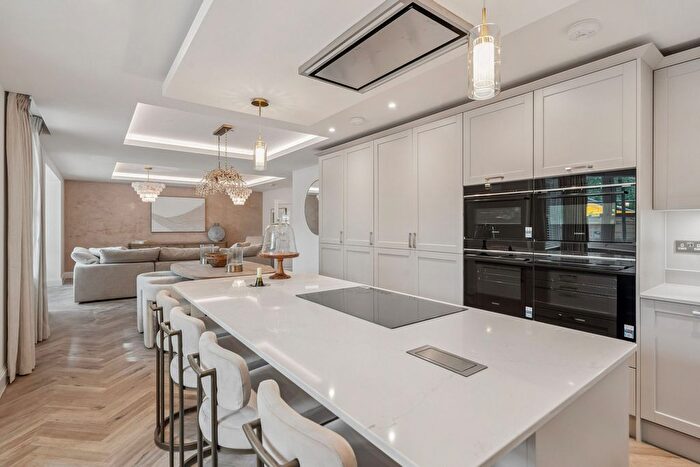 2 Bedroom Flat For Sale In Shalford Lodge, Kingston Hill, KT2