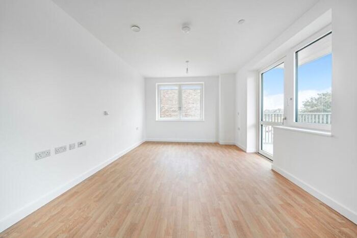 2 Bedroom Apartment To Rent In St Pauls Road Barking, IG11