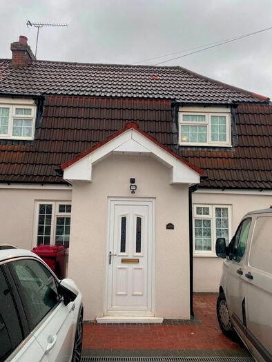 3 Bedroom Semi-Detached House To Rent In Elliman Avenue, Slough, SL2