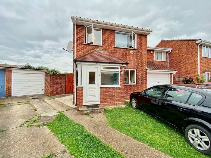 3 Bedroom House To Rent In Trotwood, Chigwell, IG7