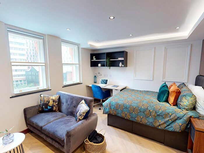 Apartment To Rent In Apt, Live Oasis Piccadilly #, M1