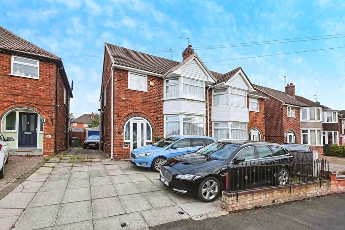 3 Bedroom Semi Detached House For Sale In Meriden Drive, Birmingham, B37