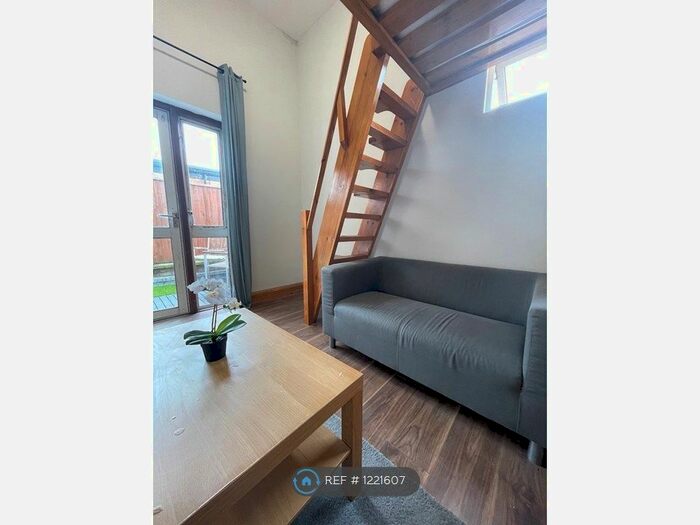 Studio To Rent In Burroughs Parade, London, NW4