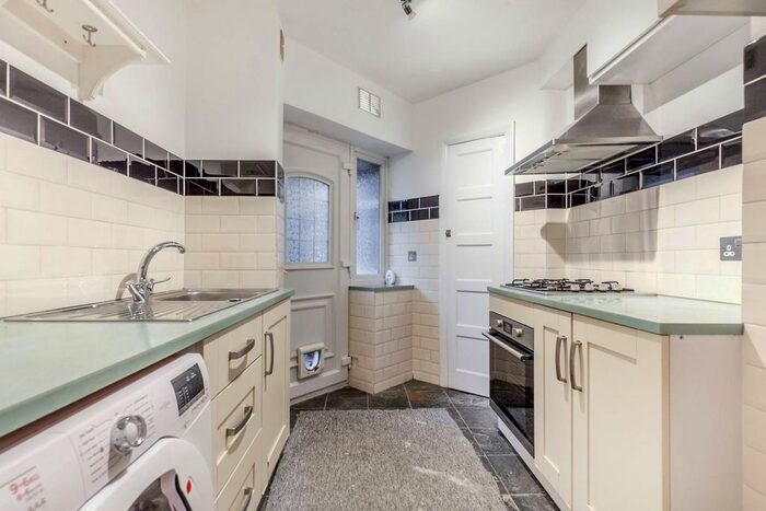 2 Bedroom Flat To Rent In Leigham Court Road, Streatham, London, SW16