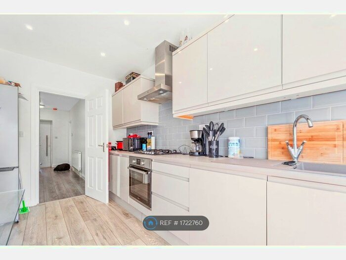 2 Bedroom Bungalow To Rent In Redesdale Grove, Leeds, LS16