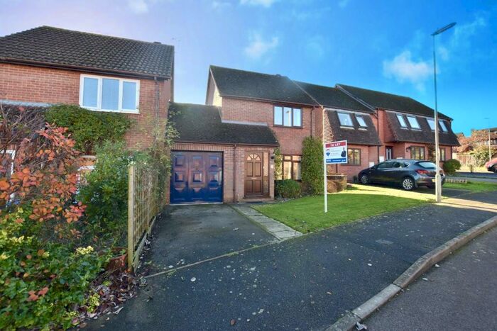 2 Bedroom Link Detached House To Rent In Burgess Close, Odiham, Hook, RG29