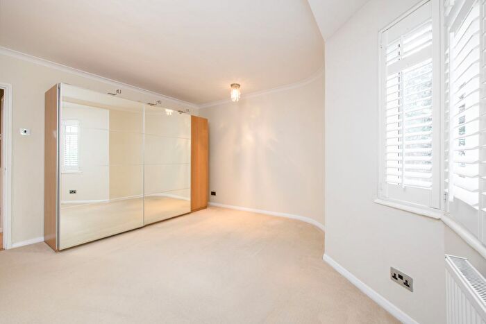 2 Bedroom Flat To Rent In Queens Court, Queens Road, TW10