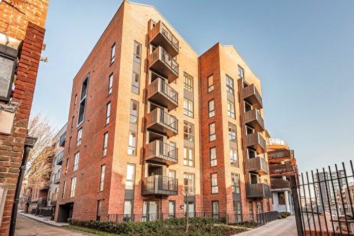 2 Bedroom Flat To Rent In Canoe Walk, London, E14