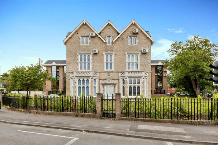 2 Bedroom Flat For Sale In London Road, Slough, Berkshire, SL3