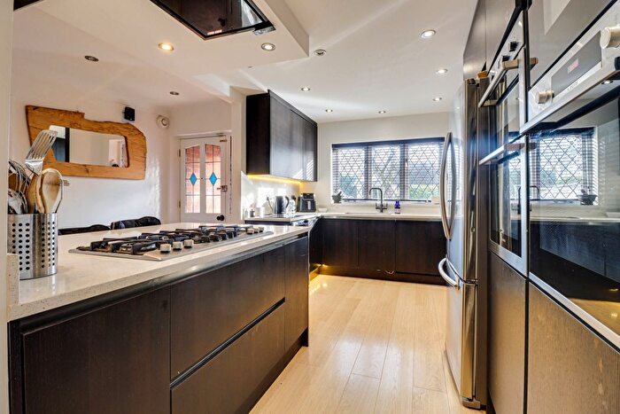 4 Bedroom Detached House For Sale In Tile Kiln Lane, Hemel Hempstead, Hertfordshire, HP3