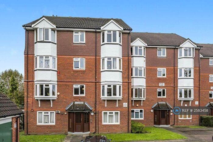 2 Bedroom Flat To Rent In Weald Close, London, SE16