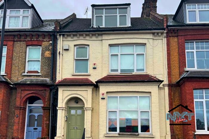 3 Bedroom Flat To Rent In Springfield, London, E5