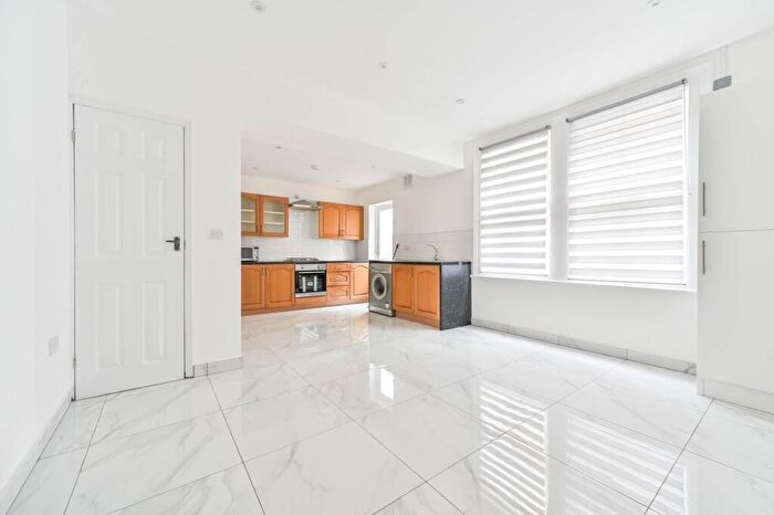 2 Bedroom Flat To Rent In Yukon Road, Balham, London, SW12