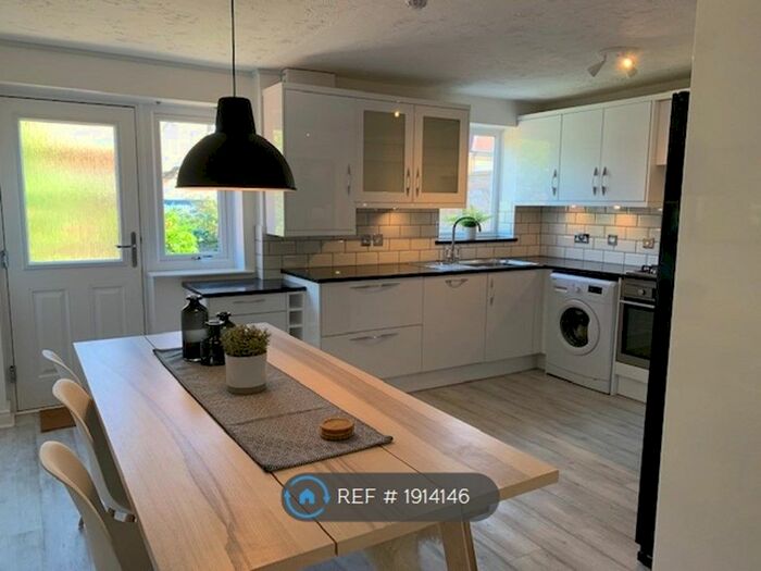 6 Bedroom Terraced House To Rent In Nightingale Shott, Egham, TW20