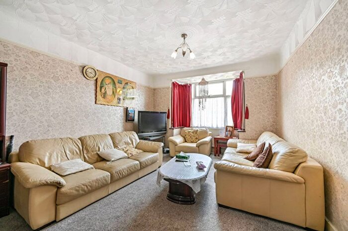 3 Bedroom Semi Detached House For Sale In Barrack Road, Hounslow, TW4