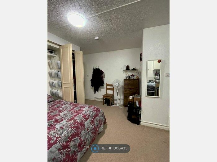 Studio To Rent In Pinelands, Bournemouth BH1