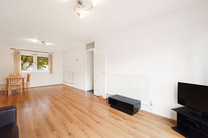 3 Bedroom Flat To Rent In Rosebank Gardens, Bow, E3