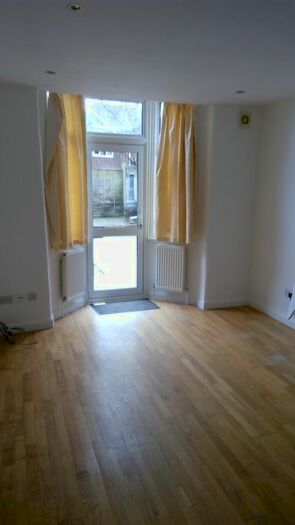 2 Bedroom Flat To Rent In Plum Lane, Greenwich, SE18