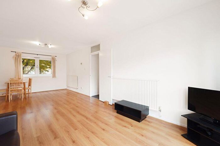 3 Bedroom Flat To Rent In Rosebank Gardens, Bow, E3