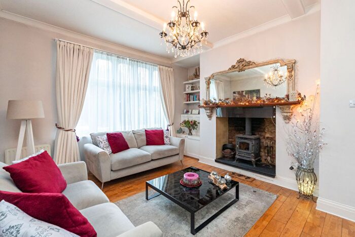 1 Bedroom Flat For Sale In Old Reigate Road, Dorking, RH4