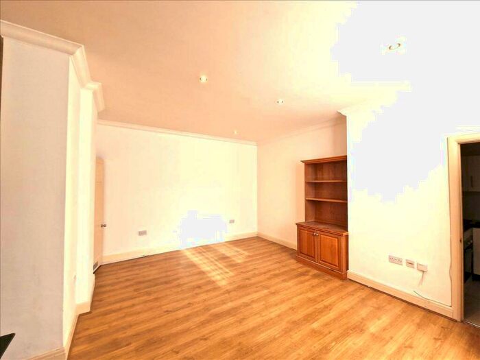 Studio To Rent In Watford Way, London, NW4