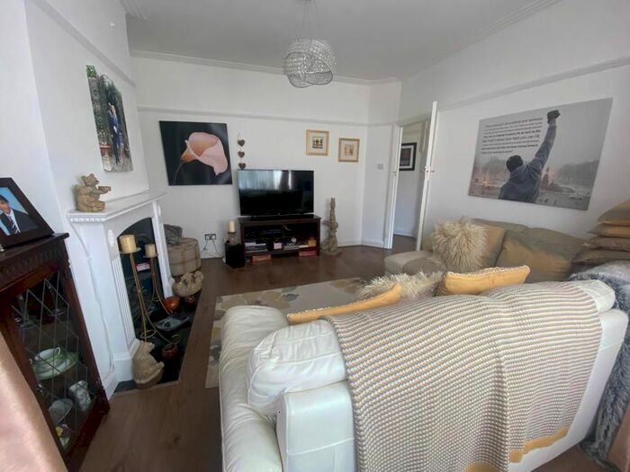 4 Bedroom Detached House To Rent In Amberley Road, Enfield, EN1