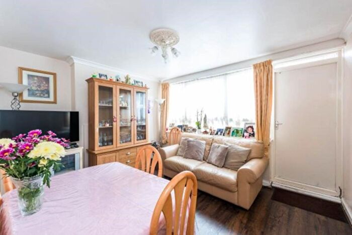 2 Bedroom Flat To Rent In Stockwell, London, SW8