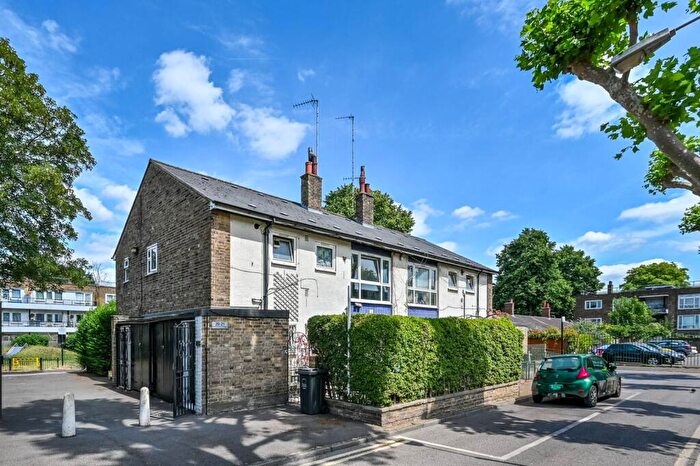 2 Bedroom Flat To Rent In Somerford Grove Estate, Stoke Newington, London, N16