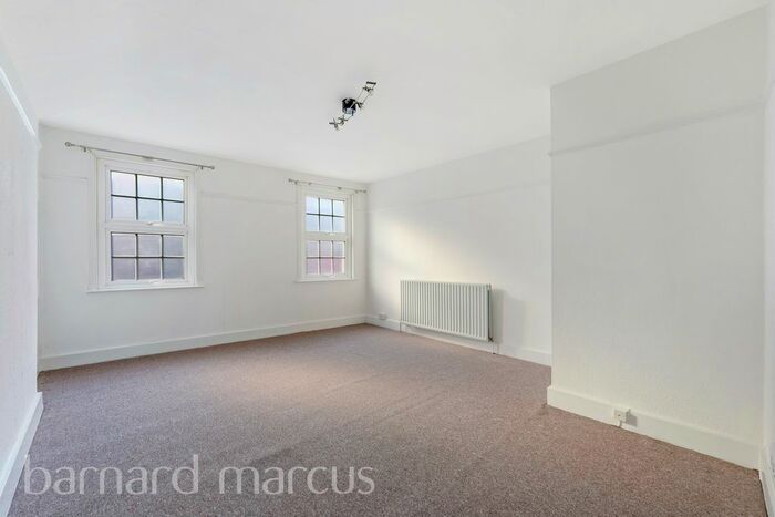 3 Bedroom Flat To Rent In Central Road, Worcester Park, KT4
