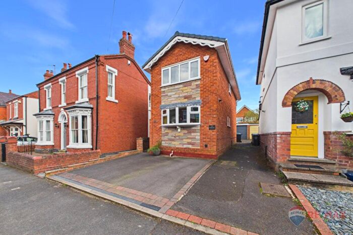 2 Bedroom Detached House For Sale In South Avenue, Stourbridge, DY8