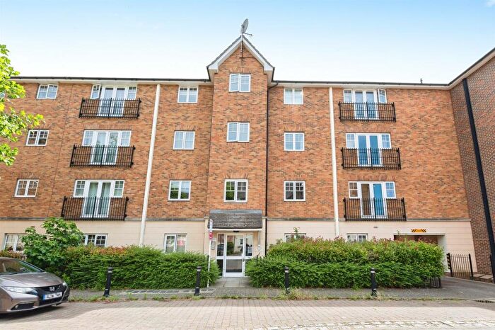 2 Bedroom Flat For Sale In Caspian Way, Purfleet-On-Thames, RM19