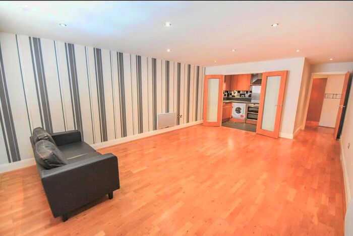 2 Bedroom Flat To Rent In High Street, Brentford, TW8