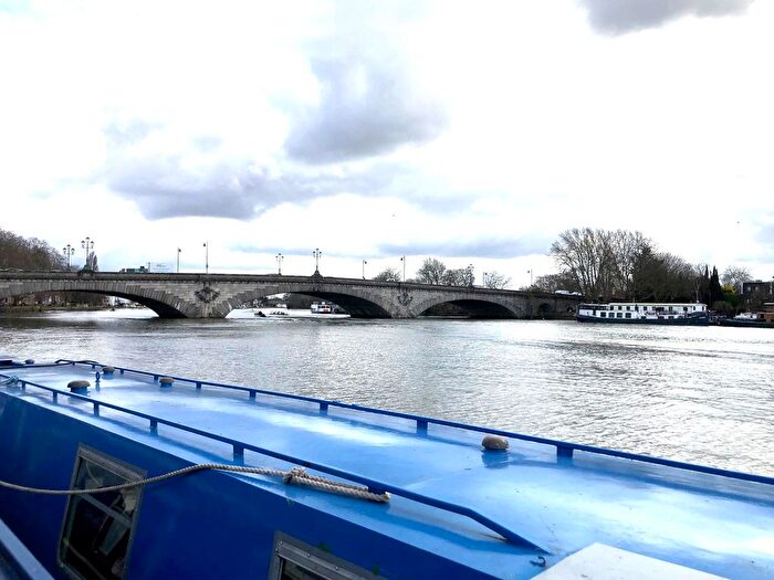 1 Bedroom Houseboat To Rent In The Hollows, Brentford, TW8