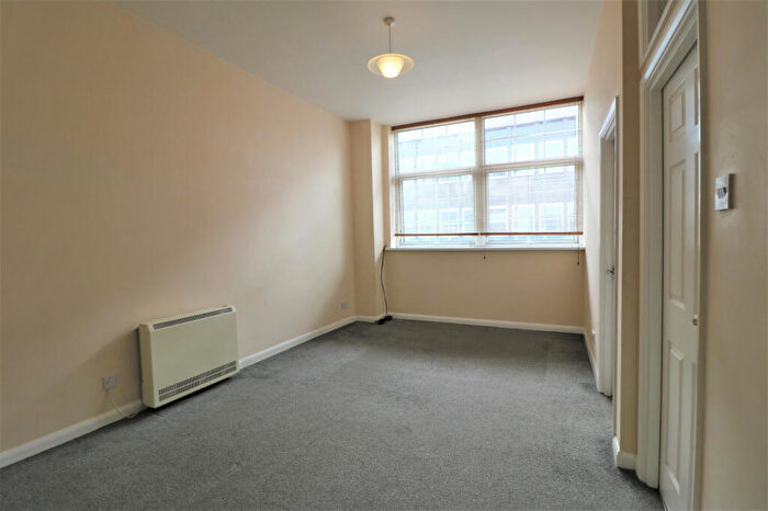2 Bedroom Flat To Rent In South Street, Romford, Essex, RM1